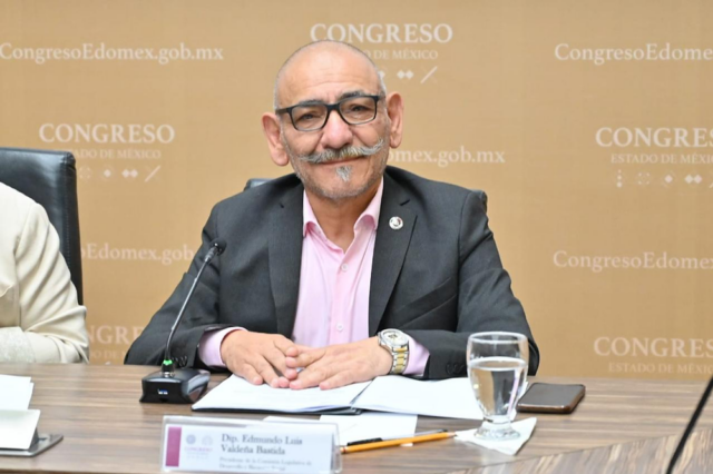 Una nueva ley en Edomex garantiza atención preferente y respetuosa a adultos mayores, eliminando la discrecionalidad en los servicios.