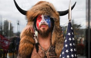 ¿Quién es Q-Shaman? El hombre que se hizo tendencia por su atuendo en el Capitolio ¿Quién es Q-Shaman? El hombre que se hizo tendencia por su atuendo en el Capitolio