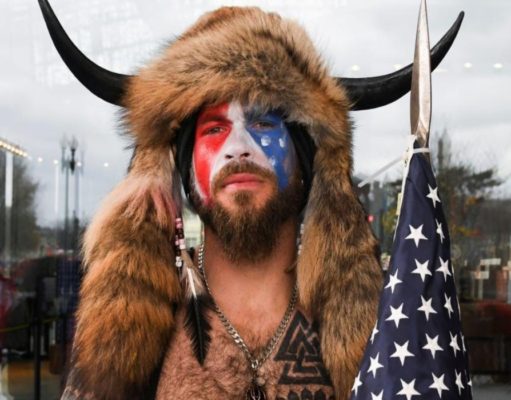 ¿Quién es Q-Shaman? El hombre que se hizo tendencia por su atuendo en el Capitolio ¿Quién es Q-Shaman? El hombre que se hizo tendencia por su atuendo en el Capitolio