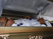 Candidato a diputado federal inicia campaña en un ataúd