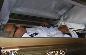 Candidato a diputado federal inicia campaña en un ataúd