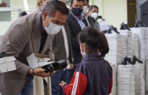 Julio César Serrano entrega más de 9 mil pares de zapatos a niños Julio César Serrano entrega más de 9 mil pares de zapatos a niños