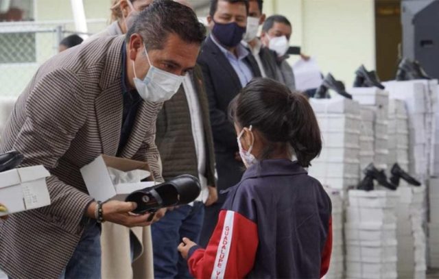 Julio César Serrano entrega más de 9 mil pares de zapatos a niños