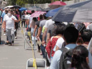 Jóvenes de otras alcaldías intentan vacunarse masivamente en Prepa 9 vacunas a madero