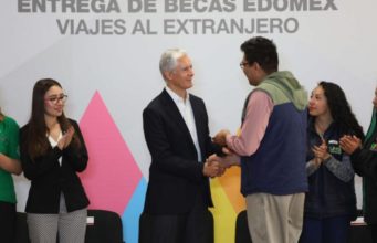 Entrega Edomex casi 600 mil becas a estudiantes
