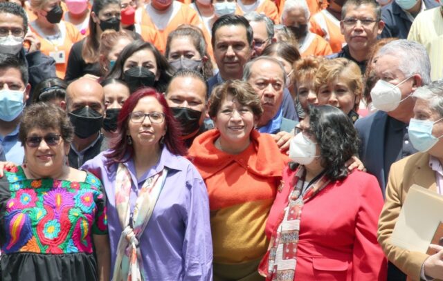 Delfina Gómez presenta a Leticia Ramírez ante trabajadores de la SEP