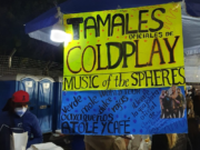 Imágenes de diversos carteles con la leyenda “Tamales oficiales de… *inserte nombre de artista favorito*” se hacen virales en Internet.