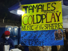 Imágenes de diversos carteles con la leyenda “Tamales oficiales de… *inserte nombre de artista favorito*” se hacen virales en Internet.