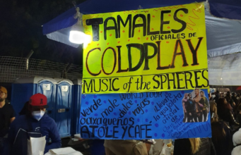 Imágenes de diversos carteles con la leyenda “Tamales oficiales de… *inserte nombre de artista favorito*” se hacen virales en Internet.