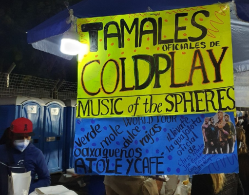 Imágenes de diversos carteles con la leyenda “Tamales oficiales de… *inserte nombre de artista favorito*” se hacen virales en Internet.