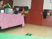Video viral en TikTok muestra a profesora lanzando cuadernos a niños de primaria
