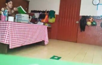 Video viral en TikTok muestra a profesora lanzando cuadernos a niños de primaria