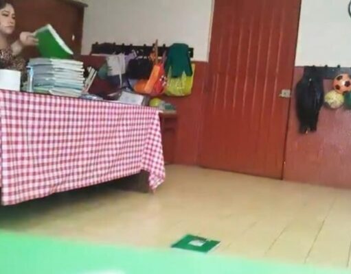Video viral en TikTok muestra a profesora lanzando cuadernos a niños de primaria