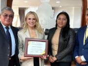 Otorgan reconocimiento a Romina Contreras por apoyar la educación