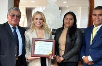 Otorgan reconocimiento a Romina Contreras por apoyar la educación