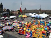 Saturan capitalinos el Zócalo por el Día del Niño