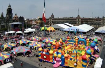 Saturan capitalinos el Zócalo por el Día del Niño