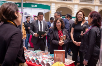 UAEMéx inaugura su primera Feria Universitaria del Libro para fomentar la lectura La UAEMéx celebra la lectura con su primera Feria Universitaria del Libro, promoviendo el bienestar y la crítica social.
