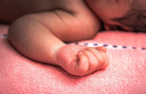 Recién nacido encontrado en baño del TESE muere en hospital Un bebé fue hallado en estado crítico en un baño del TESE. Lamentablemente, falleció tras ser trasladado a un hospital.