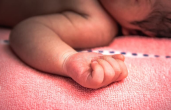 Recién nacido abandonado en baño del TESE muere tras ingreso en hospital Un recién nacido fue hallado en un baño del Tecnológico de Estudios Superiores de Ecatepec, pero falleció en el hospital.