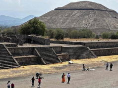 Tiroteo en Teotihuacán cobra la vida de turista canadiense y hiere a seis más Un tiroteo en la Pirámide de Teotihuacán provoca la muerte de una canadiense y deja seis heridos, incluyendo extranjeros.