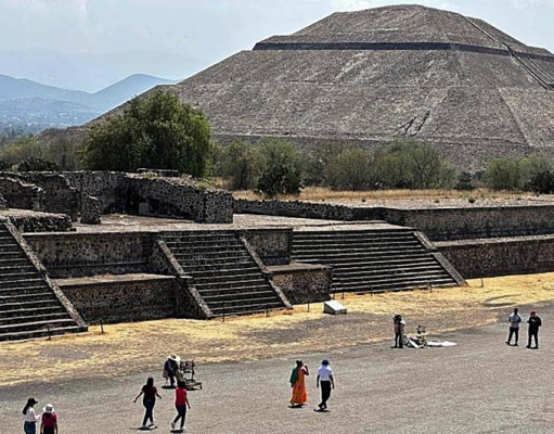 Tiroteo en Teotihuacán cobra la vida de turista canadiense y hiere a seis más Un tiroteo en la Pirámide de Teotihuacán provoca la muerte de una canadiense y deja seis heridos, incluyendo extranjeros.