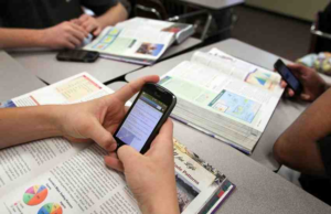Diputados proponen regulación del uso de celulares en escuelas Reformas en México buscan regular el uso de celulares en escuelas para mejorar la educación y el aprendizaje digital.