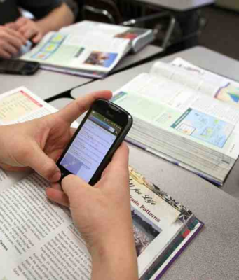 Diputados proponen regulación del uso de celulares en escuelas Reformas en México buscan regular el uso de celulares en escuelas para mejorar la educación y el aprendizaje digital.