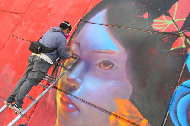 Cientos de jóvenes se reúnen en el Urban Day de Toluca, celebrando el arte urbano y el muralismo.