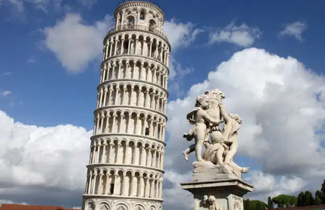 la-torre-de-pisa-y-su-arquitectura-desviada-en-el-tiempo Descubre cómo la icónica Torre de Pisa se convirtió en símbolo de ingeniería a pesar de su inclinación.