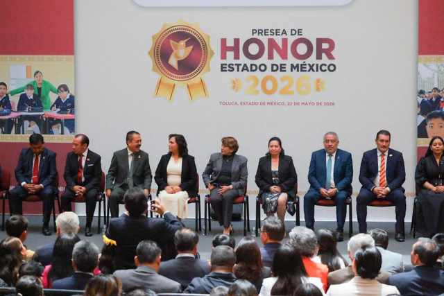 martha-camacho-y-delfina-gomez-reconocen-a-docentes-en-evento-especial La diputada Martha Camacho acompaña a la gobernadora Delfina Gómez en la entrega de reconocimientos a educadores mexiquenses.