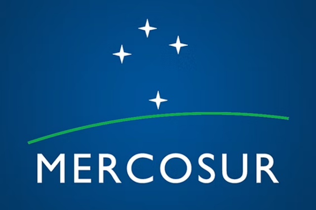 El acuerdo Mercosur-Unión Europea inicia su implementación, beneficiando el comercio entre Sudamérica y Europa con aranceles reducidos.