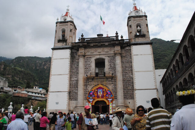 Una camioneta que llevaba peregrinos a Chalma volcó en Ocuilan, dejando entre ocho y diez personas heridas.