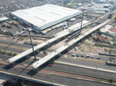 Cierres nocturnos por construcción del puente La Mexiquense La construcción del puente La Mexiquense provoca cierres nocturnos en el Circuito Exterior Mexiquense, afectando la circulación.