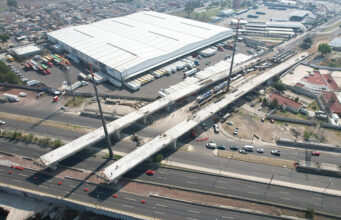 Cierres nocturnos por construcción del puente La Mexiquense La construcción del puente La Mexiquense provoca cierres nocturnos en el Circuito Exterior Mexiquense, afectando la circulación.