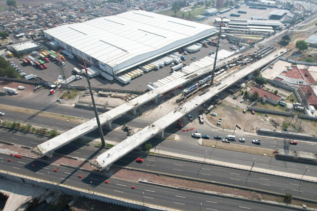 La construcción del puente La Mexiquense provoca cierres nocturnos en el Circuito Exterior Mexiquense, afectando la circulación.