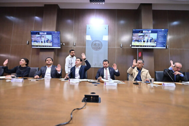 El Congreso local evalúa propuestas clave sobre reelección, nepotismo, y paridad de género en la política.