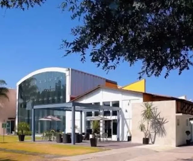 El Club La Asunción restringe el acceso a socios morosos y desmiente rumores de su implicación en incidentes recientes.