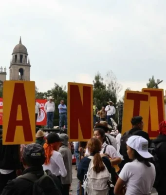 Marcha de Antorcha Campesina exige agua y servicios en Toluca La marcha de Antorcha Campesina en Toluca reunió cientos de manifestantes exigiendo acceso a agua y servicios básicos.
