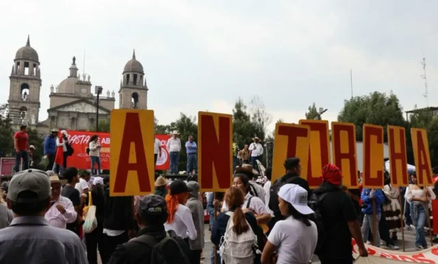 marcha-antorcha-campesina-exige-agua-servicios-toluca La marcha de Antorcha Campesina en Toluca reunió cientos de manifestantes exigiendo acceso a agua y servicios básicos.