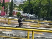 Sujeto armado toma rehenes en Los Héroes Tecámac Un individuo armado se atrinchera en Los Héroes Tecámac, generando pánico entre vecinos y tomando rehenes.