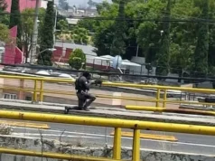 Sujeto armado toma rehenes en Los Héroes Tecámac Un individuo armado se atrinchera en Los Héroes Tecámac, generando pánico entre vecinos y tomando rehenes.