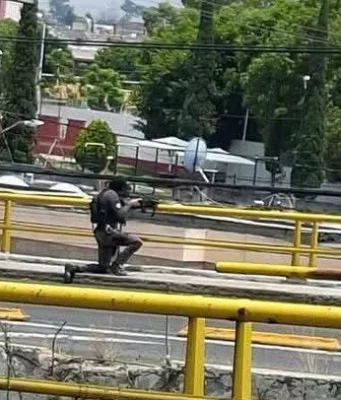 Sujeto armado toma rehenes en Los Héroes Tecámac Un individuo armado se atrinchera en Los Héroes Tecámac, generando pánico entre vecinos y tomando rehenes.