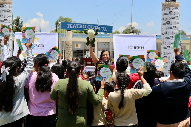 El IEEM presenta cuentos a través de teatro guiñol para enseñar valores democráticos a niños en Lerma y Calimaya.