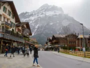 Suiza decide no limitar su población a diez millones de habitantes La reciente decisión de Suiza sobre su población genera debate entre ciudadanos y expertos en urbanismo.