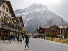Suiza decide no limitar su población a diez millones de habitantes La reciente decisión de Suiza sobre su población genera debate entre ciudadanos y expertos en urbanismo.