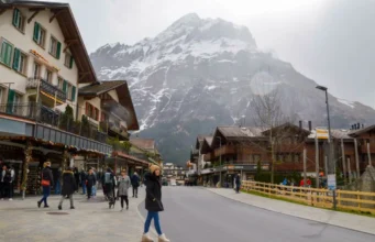 Suiza decide no limitar su población a diez millones de habitantes La reciente decisión de Suiza sobre su población genera debate entre ciudadanos y expertos en urbanismo.