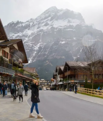 Suiza decide no limitar su población a diez millones de habitantes La reciente decisión de Suiza sobre su población genera debate entre ciudadanos y expertos en urbanismo.