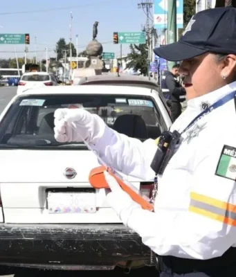 Celular al volante pone en riesgo la seguridad vial en el Edomex El uso del celular y el exceso de velocidad son las principales infracciones en el Edomex que generan sanciones.
