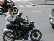 Aumentan sanciones por adolescentes conduciendo motocicletas en Edomex Los adolescentes al volante de motocicletas en el Edomex enfrentan mayores riesgos y sanciones que generan preocupación.
